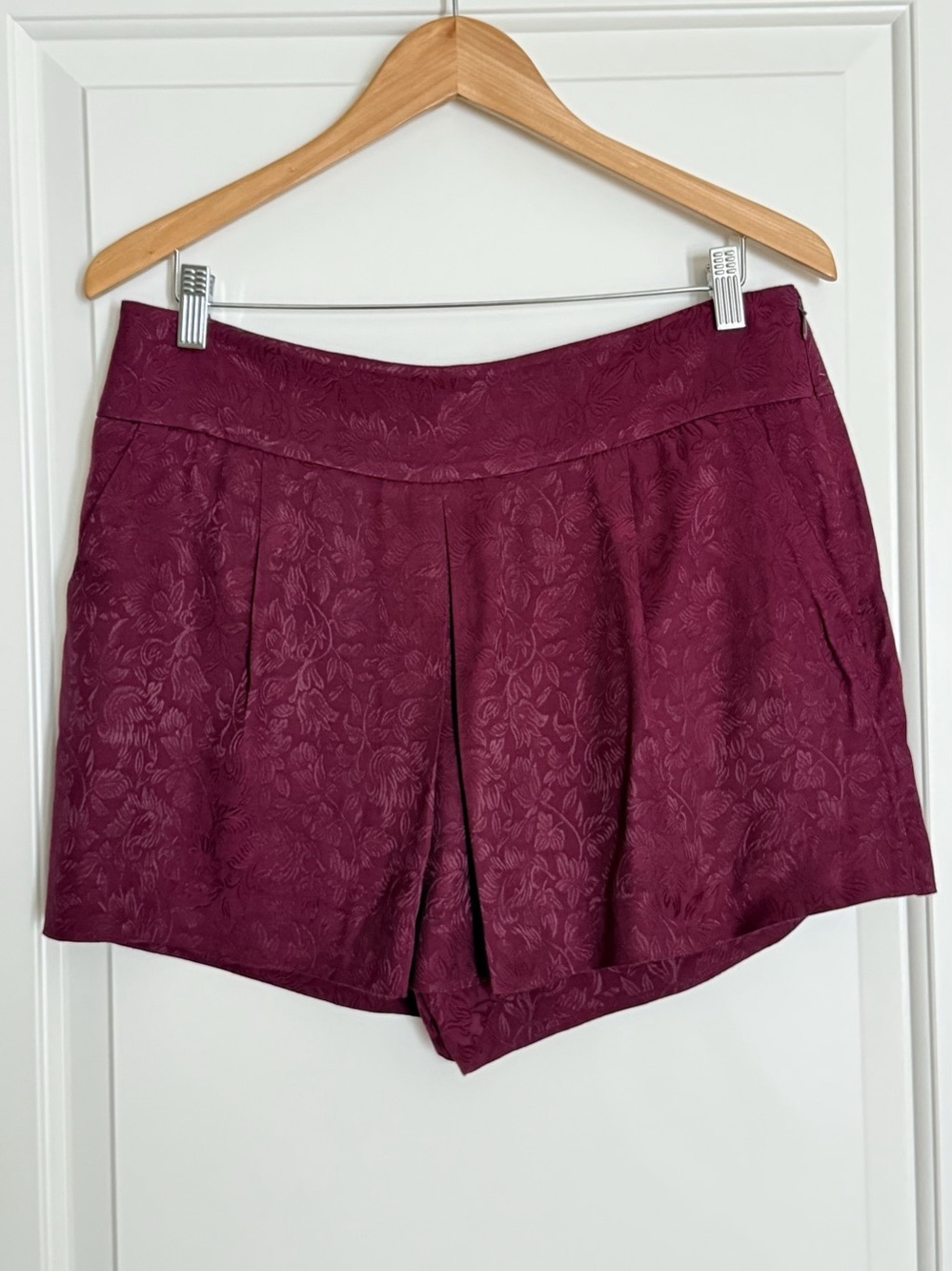 Ann Taylor LOFT Pleated Shorts in Burgundy Floral Rose Jacquard Print| Size 8